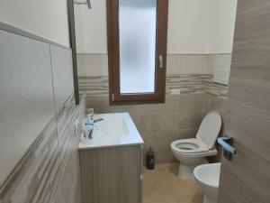 een badkamer met een toilet en een wastafel bij Villa A&M 5 in Latina