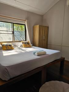 Cama grande en habitación con ventana en Horizon Resort, en Ko Samed