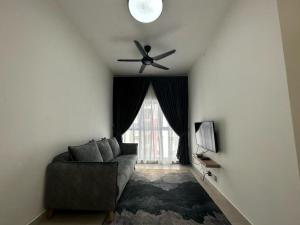 - un salon avec un canapé et un ventilateur de plafond dans l'établissement FeN D HomeStay at Bangi / Kajang / Putrajaya, à Kajang