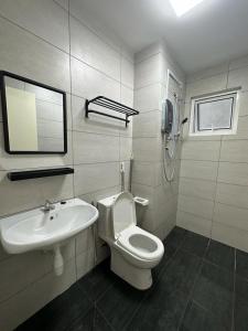 La salle de bains est pourvue de toilettes et d'un lavabo. dans l'établissement FeN D HomeStay at Bangi / Kajang / Putrajaya, à Kajang