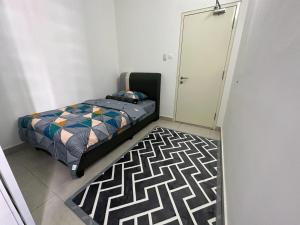 - une chambre avec un lit, un placard et un tapis dans l'établissement FeN D HomeStay at Bangi / Kajang / Putrajaya, à Kajang