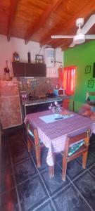 eine Küche mit einem Tisch und einem Herd in der Unterkunft tranquilidad absoluta in Villa Unión