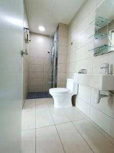 uma casa de banho com um WC e um lavatório em Plaza at Kelana Jaya By Kenangan Home 2 Bedroom Balcony em Petaling Jaya