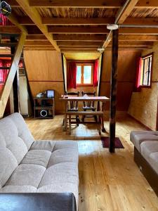 ein Wohnzimmer mit einem Sofa und einem Tisch in der Unterkunft Chalet Villa Ines un paraiso en las montañas in Duitama