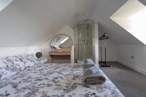 1 dormitorio con 1 cama con toallas en Spacious bungalow with estuary views, en Carmarthen