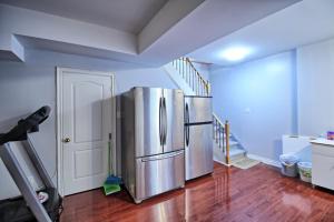 una cucina con 2 frigoriferi in acciaio inossidabile in una camera di Soho, Comfortable with Free Parking Spot on basement a Vaughan
