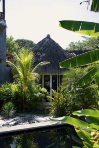 um resort com piscina em frente a um edifício em Casa MexiBali, Palapa 47 em Troncones