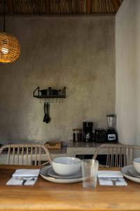 uma mesa com pratos e tigelas em cima em Casa MexiBali, Palapa 47 em Troncones