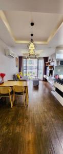- un salon avec une table et un canapé dans l'établissement Lee's apartment at Scenicvalley, à Hô-Chi-Minh-Ville