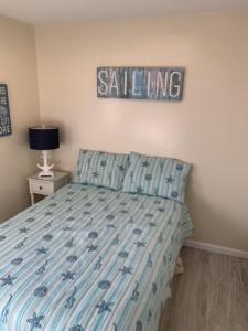 ein Schlafzimmer mit einem Bett mit einem Schild an der Wand in der Unterkunft Brant Beach 2 Bedroom 1 Bath Ocean Side Condo in Brighton Beach