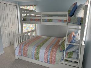 Afbeelding uit fotogalerij van Hear The Ocean From This Well Kept Oceanside Duplex in Brant Beach +9 foto's