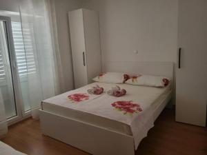 - une chambre avec un lit orné de fleurs roses dans l'établissement Apartment Anec - 150m from the sea, à Supetar