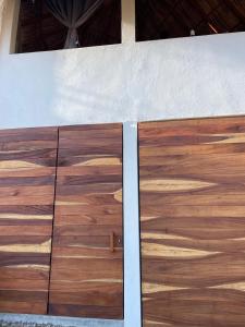 - deux portes en bois dans une pièce dans l'établissement Surf Lodge at Casa Mexibali, Troncones, à Troncones