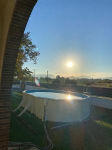 einen Whirlpool auf einem Hof mit Sonnenuntergang in der Unterkunft Alleinstehende Villa mit Pool-Finca Gabriela in Oliva