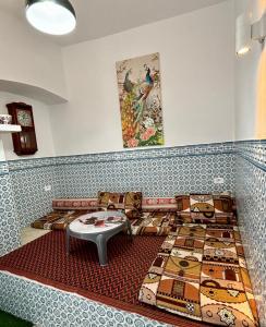 Habitación con sofá y mesa en una habitación en MAHDIA BORJ ERRAS (CAP AFRICA), en Mahdia
