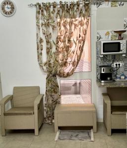 MAHDIA BORJ ERRAS (CAP AFRICA) في المهدية: غرفة معيشة مع كرسيين ونافذة