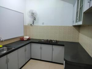 Kuchyň nebo kuchyňský kout v ubytování CMN Hotel & Homestay