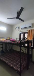 Двухъярусная кровать или двухъярусные кровати в номере Kingdom of dorms-the shared room