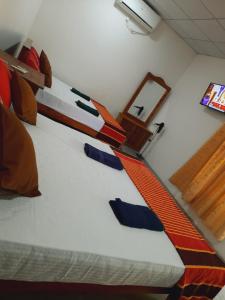 um quarto com uma cama num quarto em JD Resort em Anuradhapura