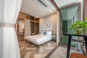 Postel nebo postele na pokoji v ubytování Metropole Thu Thiem Condo Apartment + 37 fotografií