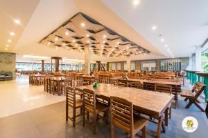 Ein Restaurant oder anderes Speiselokal in der Unterkunft Varin Beach Resort 
