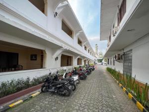 una fila de motocicletas estacionadas en un lado de un edificio en Hotel Pelangi Malang, Kayutangan Heritage, en Malang