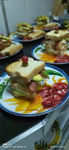 菲蘭迪亞的住宿－Finca San Miguel Filandia，一张桌子,上面放着三明治和蔬菜