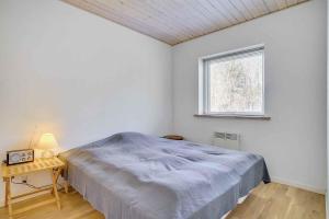 um quarto com uma cama, uma mesa e uma janela em Relaxing Vacation In Scenic Surroundings em Højby
