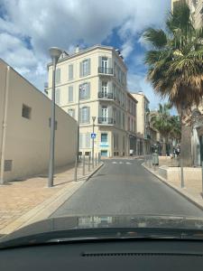 eine leere Straße vor einem weißen Gebäude in der Unterkunft Studio center 104 in Cannes