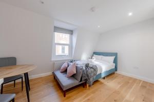 a bedroom with a bed and a table at HAFH in Paddington - Double studio 3 in London