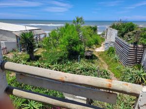 アグアス・ドゥルセスにあるAroma de marの塀から海岸の景色