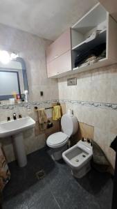 uma casa de banho com um WC branco e um lavatório. em Dpto amplio de categoria en Tucumán em San Miguel de Tucumán