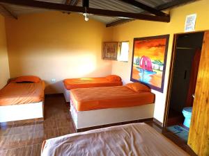 מיטה או מיטות בחדר ב-El Kachi Hospedaje y Restaurante