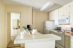 a kitchen with white cabinets and a white counter top at One Bedroom Paradise Steps To Beach - Sleeps 5 in Los Angeles