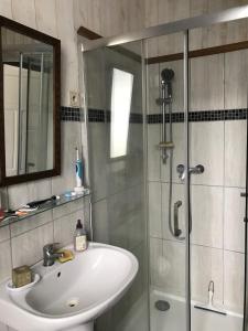 a bathroom with a sink and a shower at chambre double chez Catherine et Jean-Luc en Bretagne in Audierne