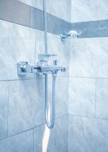 łazienka z prysznicem z głowicą prysznicową w obiekcie Teranga Lodge and Restaurant w mieście Ihumwa