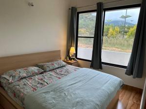 Ένα ή περισσότερα κρεβάτια σε δωμάτιο στο Nandi Hill View Villa
