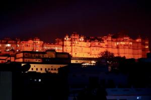 a view of a lit up building at night at Shri Daulat Villas in Udaipur