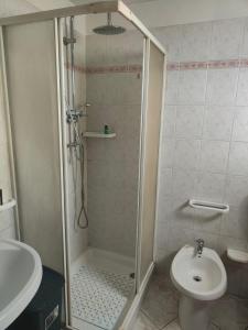 La salle de bains est pourvue d'une douche, de toilettes et d'un lavabo. dans l'établissement Casa Vacanze Margherita, à Ispica