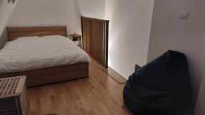 سرير أو أسرّة في غرفة في Apartman Kiara