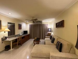 uma sala de estar com um sofá e uma secretária em Copa Hotel em Pattaya Central