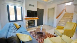 - un salon avec un canapé bleu et une cheminée dans l'établissement Villa Ersan 3, à Kaş