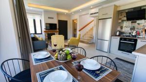une cuisine et une salle à manger avec une table et des chaises dans l'établissement Villa Ersan 3, à Kaş