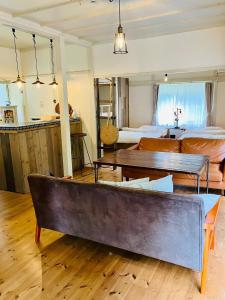 ein Wohnzimmer mit Sofa und ein Schlafzimmer in der Unterkunft Hoshinaya - Vacation STAY 45451v in Nagano