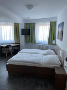 Postel nebo postele na pokoji v ubytování Hotel Meyer