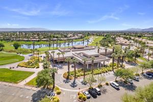 een luchtzicht op een resort met een parkeerplaats bij Desert Paradise by VARE - Puerta Azul - Pool & Spa in La Quinta
