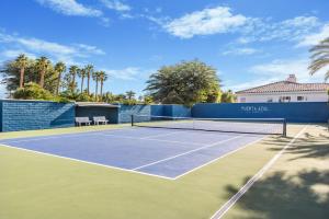een tennisbaan met twee stoelen erop bij Desert Paradise by VARE - Puerta Azul - Pool & Spa in La Quinta