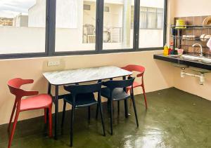 una mesa y sillas en una cocina con agua en el suelo en HOSTEL MA ROOMSTAY - Airport Transit KLIA 1 KLIA 2, en Sepang