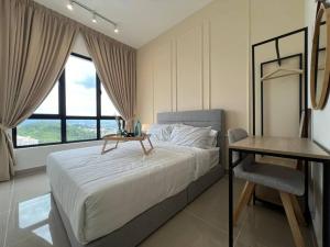 una camera da letto con un letto, un tavolo e una finestra di 2R2B Spacious B2 @ Kajang - 8pax (33A-11) a Kajang