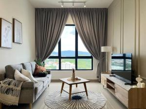un soggiorno con divano e una grande finestra di 2R2B Spacious B2 @ Kajang - 8pax (33A-11) a Kajang